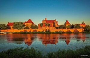 Potężny Zamek Krzyżacki w Malborku - zabytek UNESCO