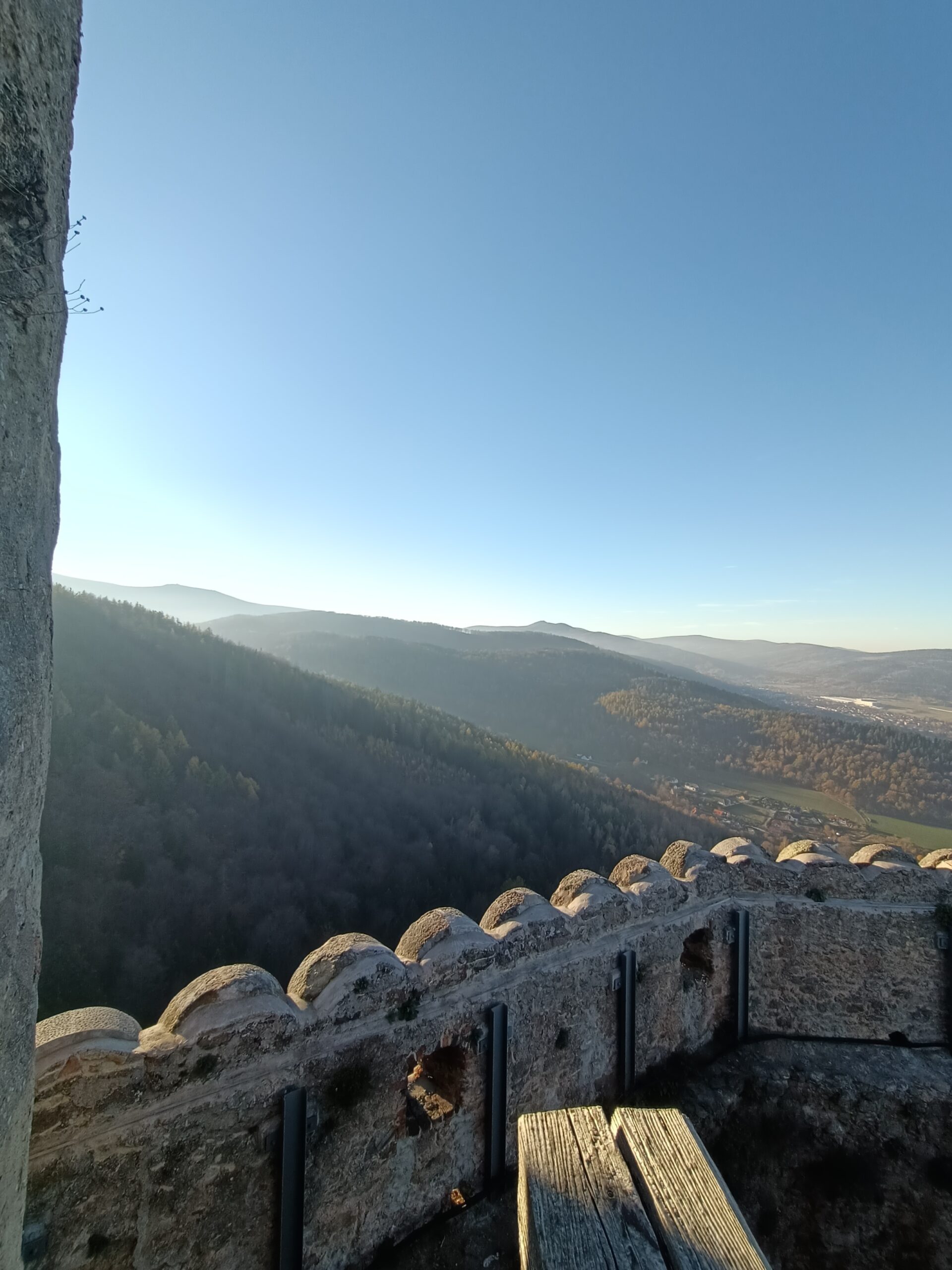 Zamek Chojnik: Niezdobyta Twierdza w Karkonoszach (Historia, Ciekawostki, Cennik, Mapa)
