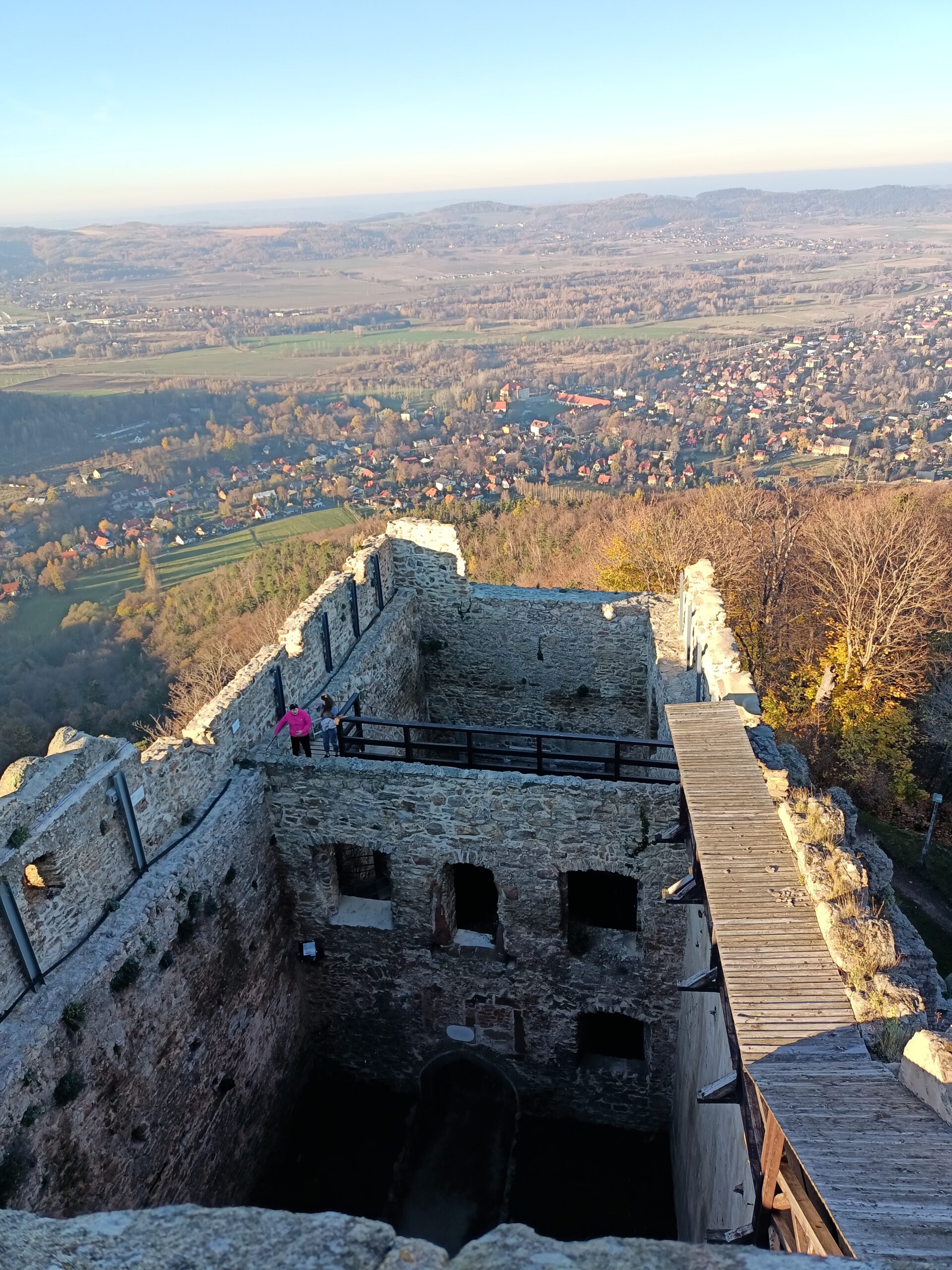 Zamek Chojnik: Niezdobyta Twierdza w Karkonoszach (Historia, Ciekawostki, Cennik, Mapa)