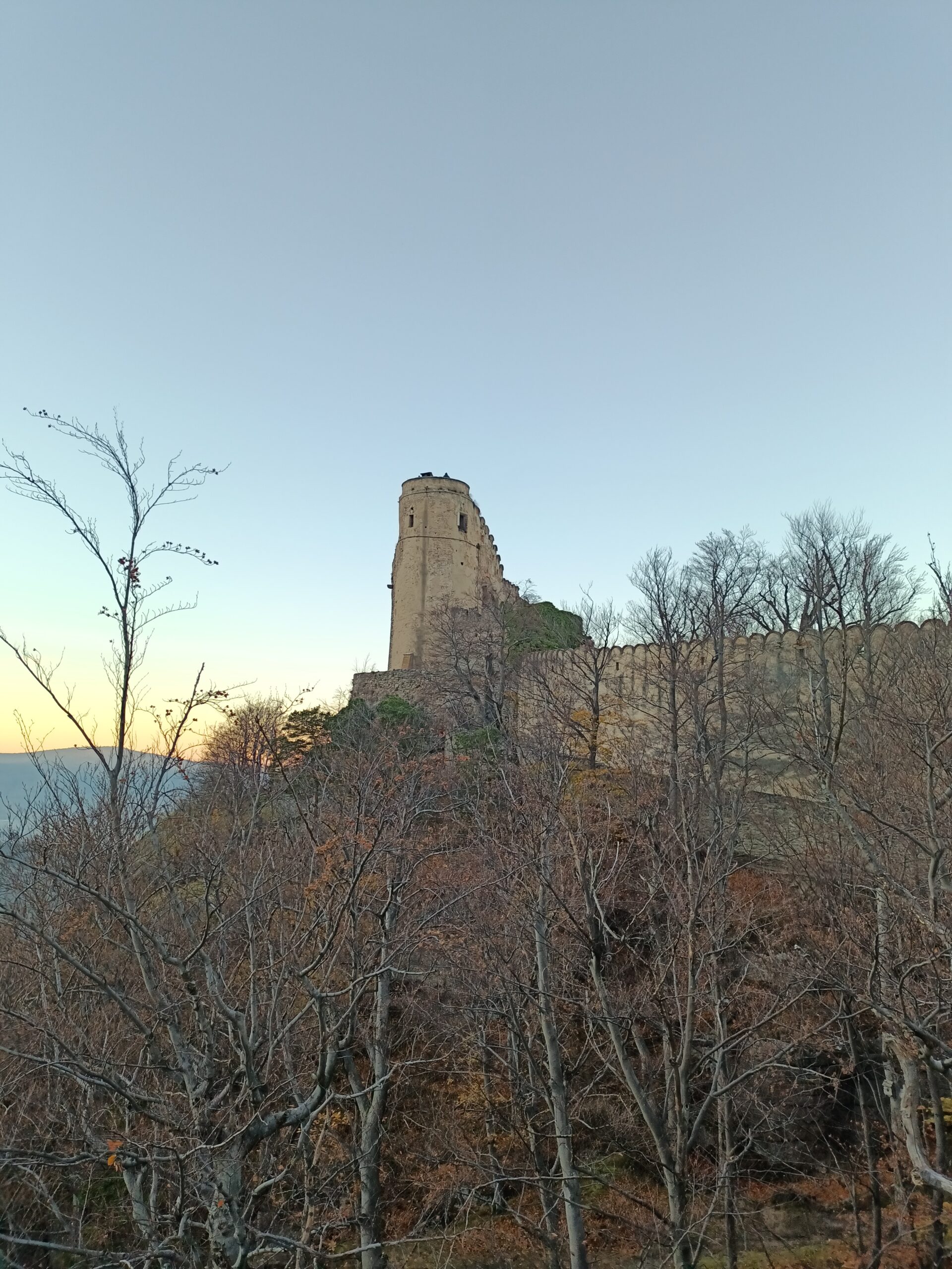 Zamek Chojnik: Niezdobyta Twierdza w Karkonoszach (Historia, Ciekawostki, Cennik, Mapa)