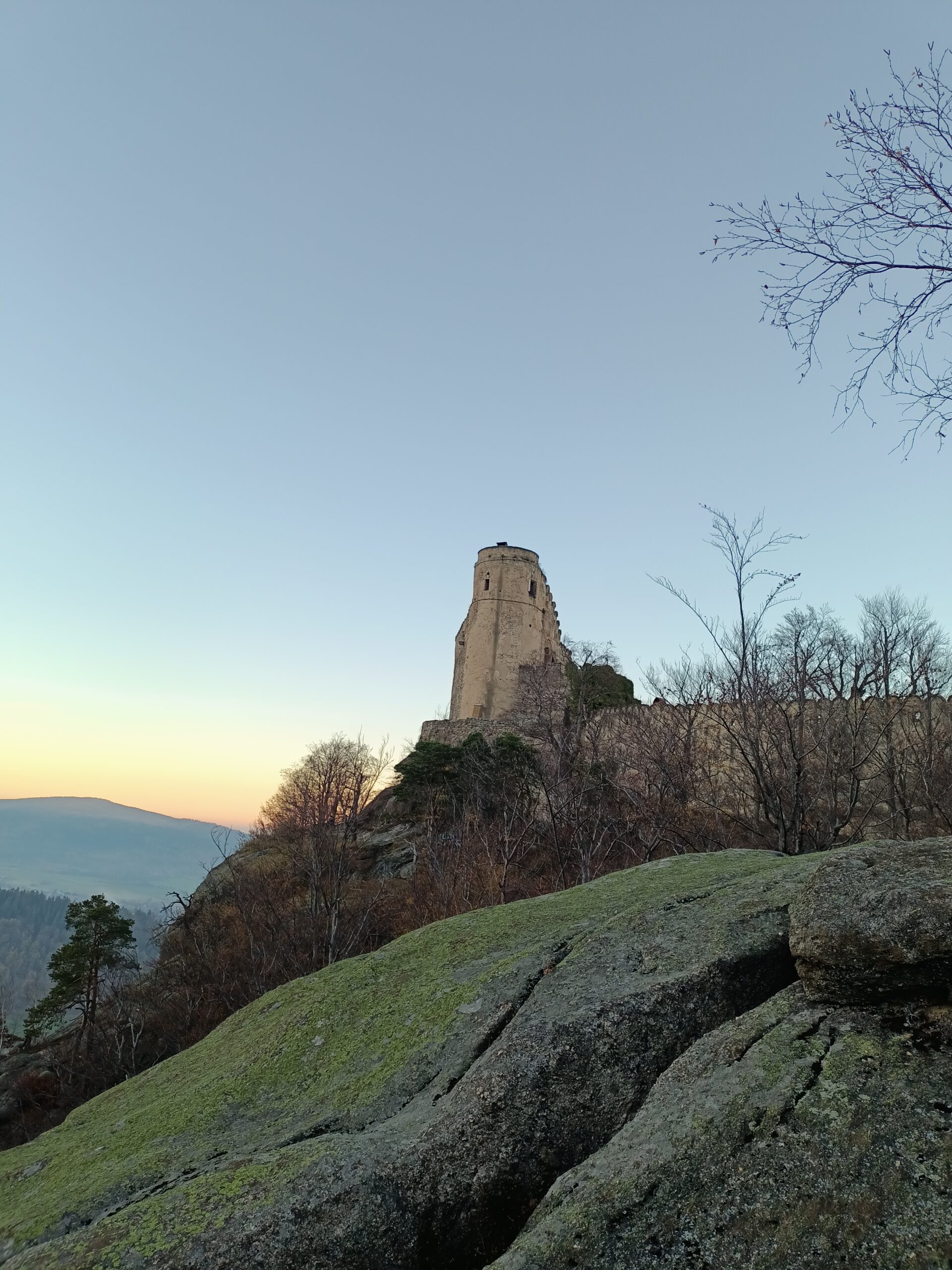 Zamek Chojnik: Niezdobyta Twierdza w Karkonoszach (Historia, Ciekawostki, Cennik, Mapa)