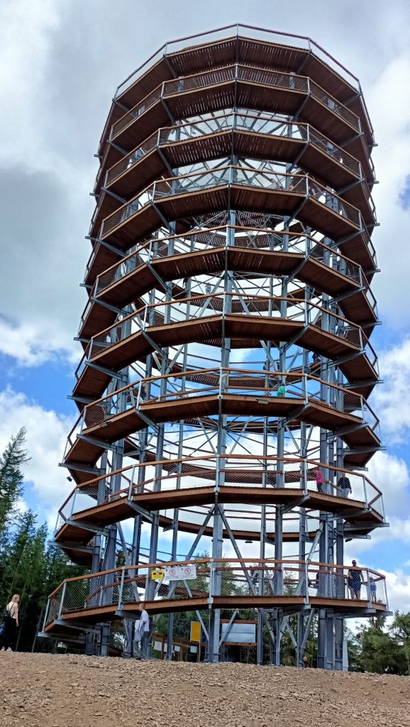Dzikowiec Wielki: Nowa perła w koronie Sudetów. Dlaczego ta wieża widokowa to absolutny „must-see”?